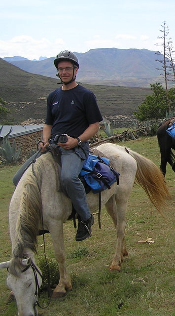 Auf dem Rücken eines Ponys unterwegs in Lesotho (Foto: S.W.)